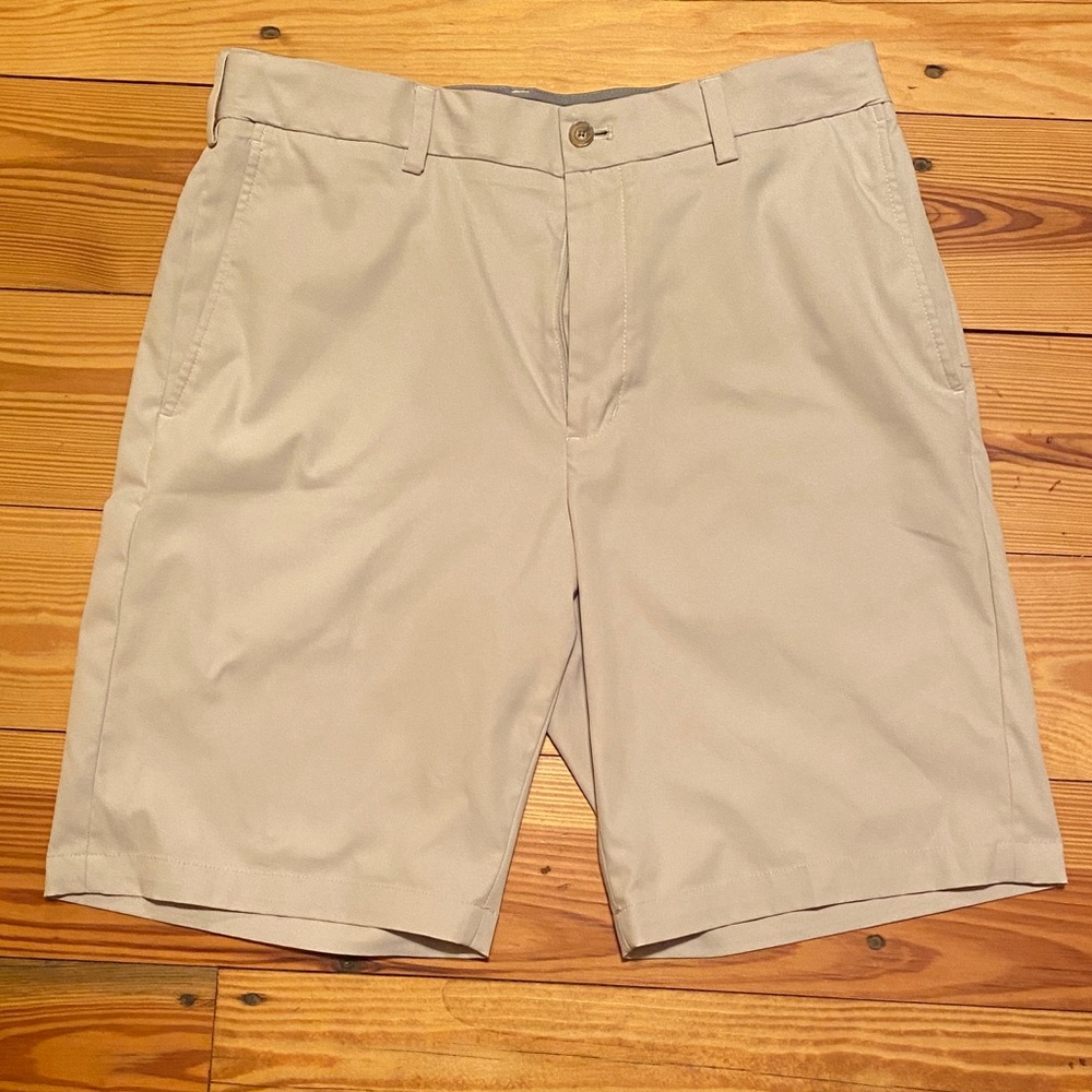 Walter Hagen Men's Beige Flat Front Shorts